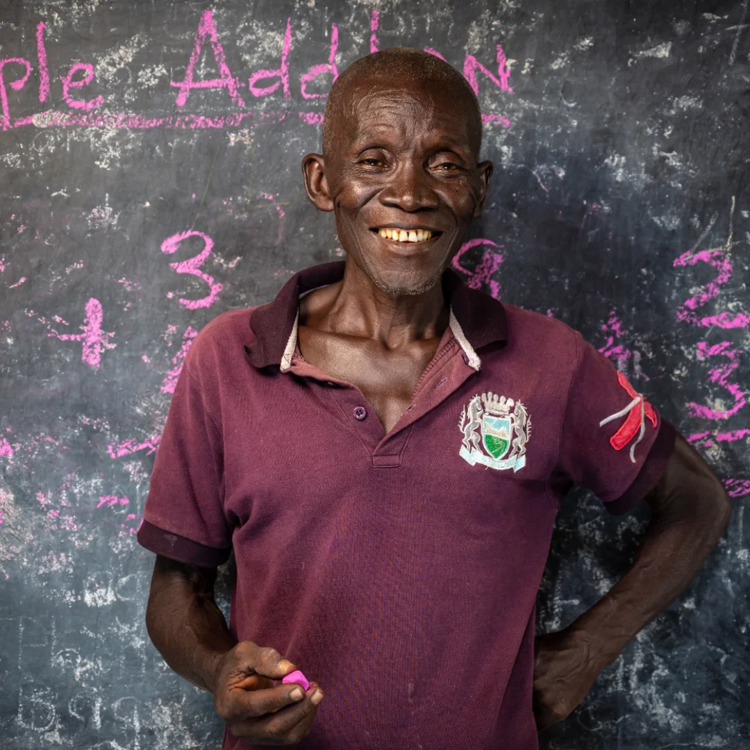 塞拉利昂的教师通过教育和社区项目支持儿童